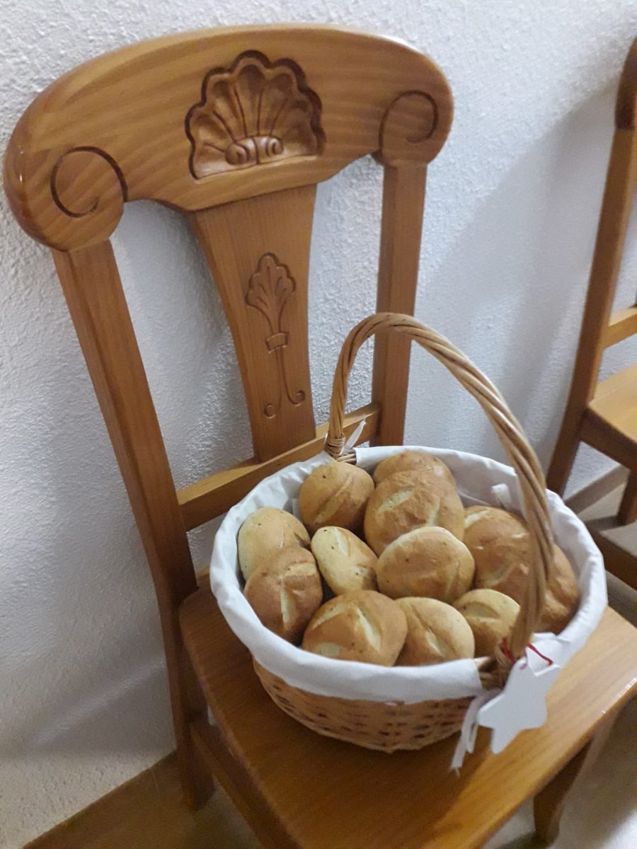 Hoy es San Blas. Hemos celebrado las Eucaristías con bendición de panes.

Desde Cáritas Ribarroja, en Pastoral de la Salud, junto a los ministros de la Comunión, hemos llevado los panes a las personas mayores y enfermas.

Gracias al Horno Guardiola la donación de los panecillos.