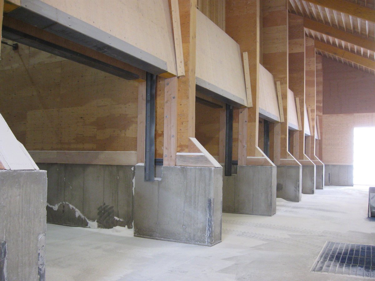 StueveBuildings's tweet image. Controlling dust in dry fertilizer applications offers several significant advantages. It enhances worker safety by reducing inhalation risks and improves product efficiency by ensuring even distribution and minimizing waste. #Agriculture #FertilizerManagement
