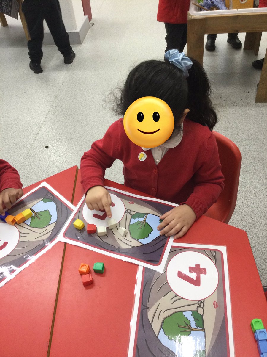 LeighPrimary's tweet photo. Nursery children were super stars at counting out the correct amount of cubes next to the correct numbers. Well done! #Maths #PD #recognisingnumbers #countingcubes #lifelonglearners https://t.co/aytypJ0GmS