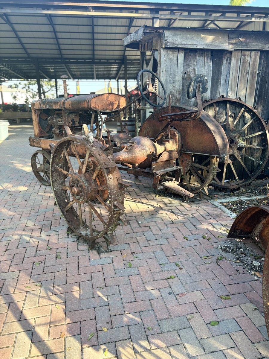 BelchyRodriguez's tweet photo. @YobaniQuintero #ElRetoDeYonani 
DIA 3. METAL OXIDADO

Tractor y partes de maquinaria de una granja en Homestead, Fl. Ahora funciona como un parador turístico donde se puede adquirir lo que allí se produce. https://t.co/yZtACzHcEt
