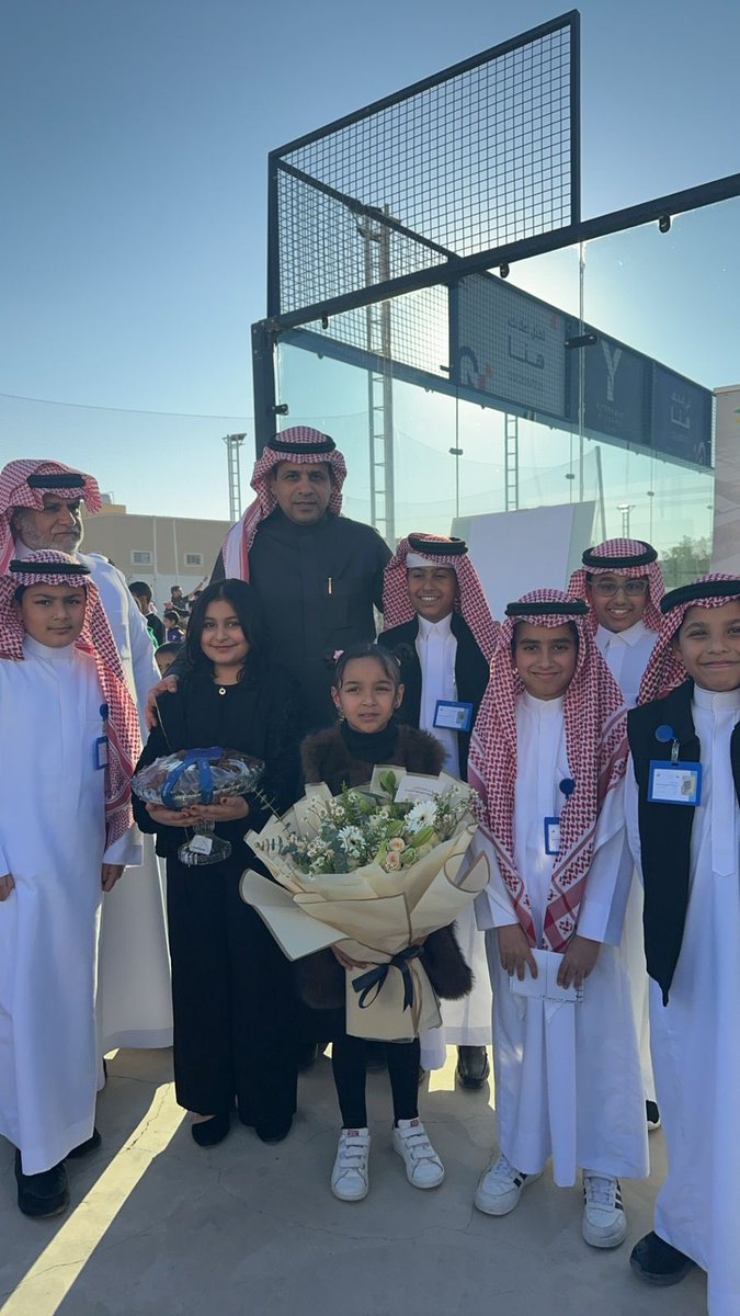g_o2017's tweet photo. شرف سعادة مدير تعليم الخرج الاستاذ عبدالله  الزايدي حفل شتوية مجمع اليمامة الرياضي بحضور المدرب الوطني السابق محمد الخراشي وعدد من التربويين والرياضيين بالمحافظة تخلل الحفل العديد من الفقرات والشراكات المجتمعية مع مدرسة الامام الشافعي ومدرسة حروف الموسوعة الأهلية 
@MOE_KRH https://t.co/XiP3iUlZnC