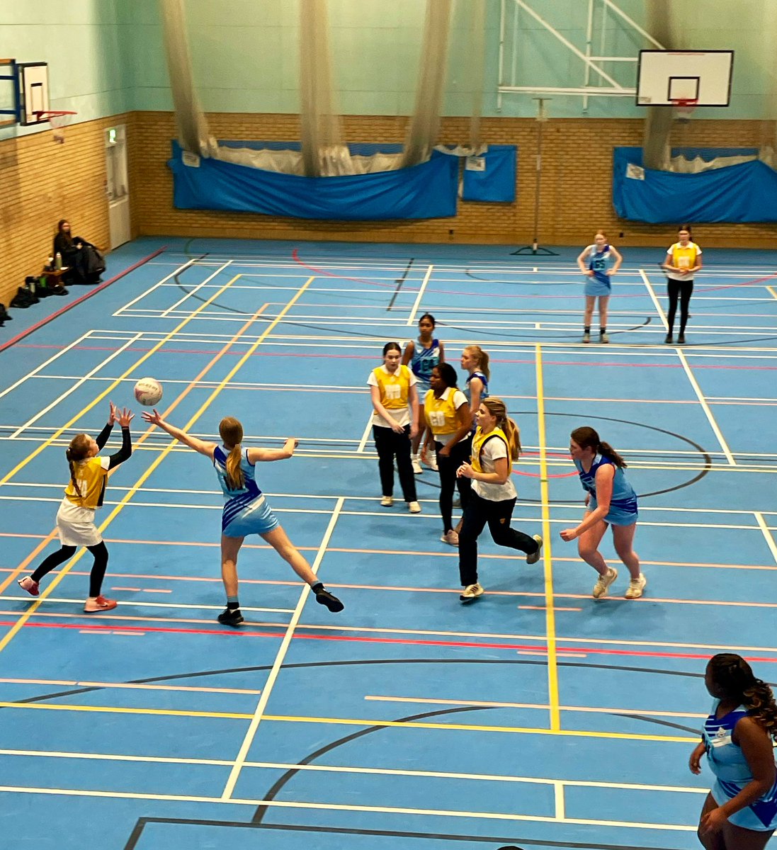 OratorySport's tweet photo. A really encouraging performance from @OratoryNetball U14βs on the newly marked indoor #NetballCourt - end to end play but just came up short (18/16) - well played and delighted with your commitment throughout the match ππΌ π‘β«οΈ #OratorySport https://t.co/jMGCWQXUml