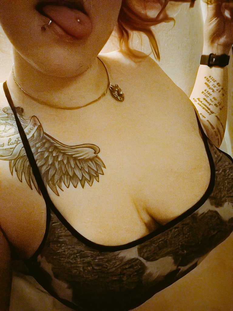 MrsNightStar's tweet photo. Einen schönen guten Abend ihr lieben, ich hoffe ihr seid gut in die neue Woche gestartet. 😜😏 #Boobs #Tattoos #Pircings #SportBH #Zunge😜 https://t.co/hCYe2ANkd4