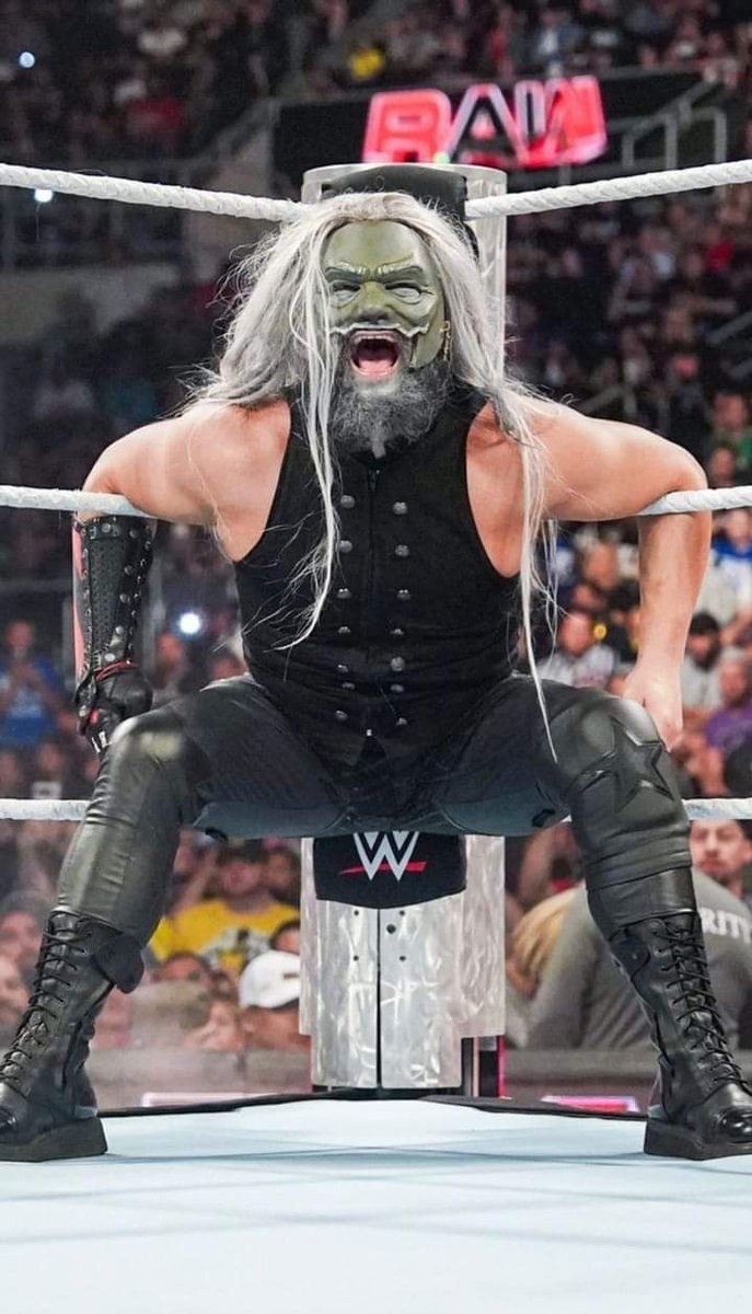 Do you want to see The Wyatt Sicks crossover with Alexa Bliss one day? ⭕️