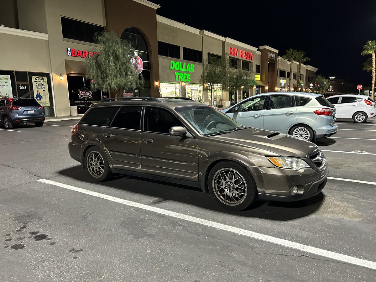 jezusbarrientos's tweet photo. @tacoboutpics Boosted soccer mom car 😌 https://t.co/RrD1Jb8psI