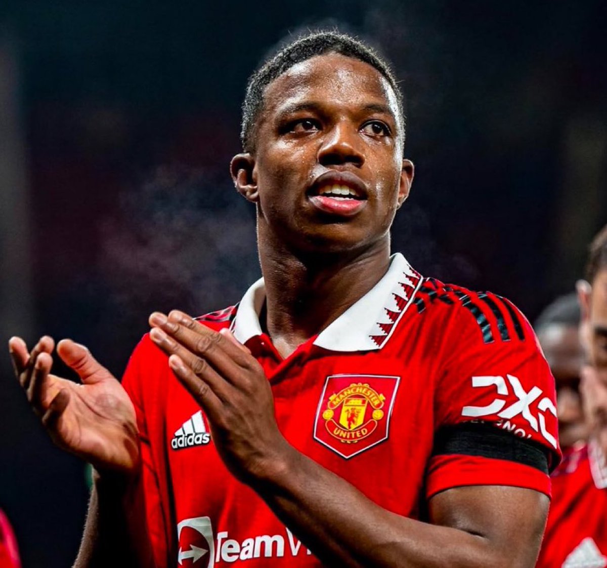 RTFabrizioRoman's tweet photo. 🔴⚪️🛬 #TyrellMalacia has arrived in Holland to proceed in talks with #PSV Eindhoven on loan from #MUFC. https://t.co/C2bYq9jim6