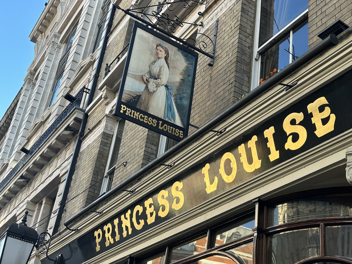 PubsSaving's tweet image. The entrances to the beautiful Grade II* listed Princess Louise pub in Holborn. #samsmith #londonpubs