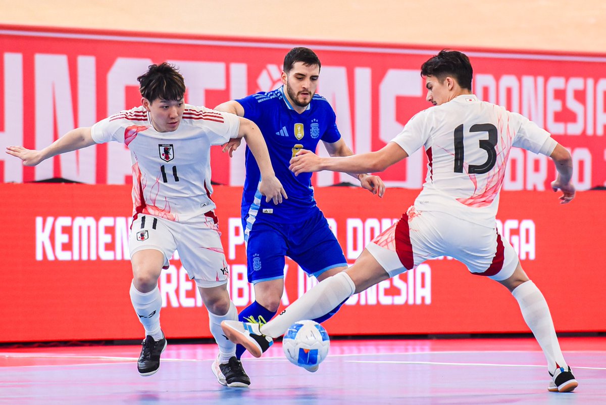 Argentina's tweet photo. #Futsal 🏆Torneo #4Naciones Indonesia
Lucuix: "Las condiciones del viaje, del descanso y de la cancha eran difíciles, nos complicaron la adaptación y perjudicaron contra Arabia, contra Indonesia hicimos un muy buen partido y, ayer, contra Japón, fue el mejor de los tres".
📰https://t.co/4OBSLC0dyK
