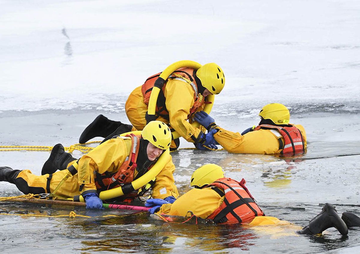 Graham Paine (@gpmedia_24) on Twitter photo ICE WATER RESCUE TRAINING: <a href="/oakvillefire/">Oakville Fire Dept</a> crews honing their ice/cold water rescue training skills wearing specialized rescue suits at Bronte Outer Harbour. Recent fluctuating temps leaving #Noiceissafe — hypothermia can set-in within minutes. ICE WATER RESCUE TRAINING: <a href="/oakvillefire/">Oakville Fire Dept</a> crews honing their ice/cold water rescue training skills wearing specialized rescue suits at Bronte Outer Harbour. Recent fluctuating temps leaving #Noiceissafe — hypothermia can set-in within minutes.