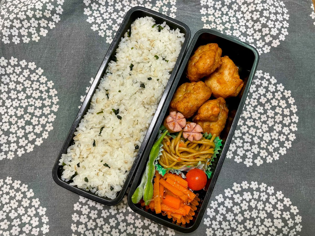 おはようございます。

高校生男子弁当。
本日は息子が好きなわかめご飯✨

今日も一日ご機嫌に😊
いってらっしゃい♪