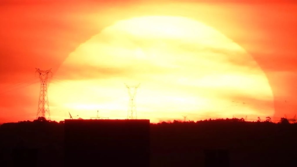 metsul's tweet photo. 🔴 ATENÇÃO - ALERTA | Calor atinge 42,5°C no Rio Grande do Sul - maior temperatura até agora em 2025 no Brasil - e vai aumentar com temperaturas extremas que oferecem risco à saúde e à vida. 

‼️ Leia a previsão: ▶️ https://t.co/EL4TxovqHX https://t.co/UQiI5R9JuQ