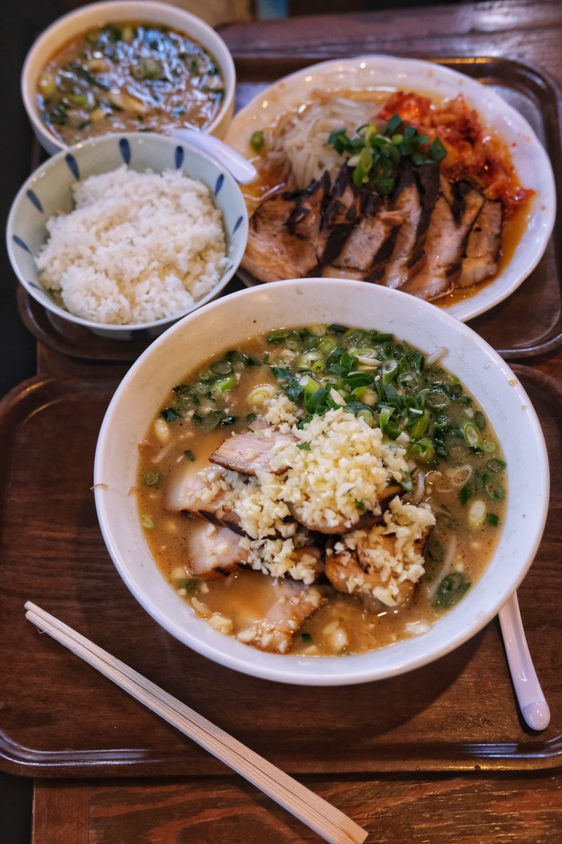 ichiharajunichi's tweet photo. 八尾にある薩摩っ子ラーメンの元副社長さんのお店　薩摩っ子ラーメンと比べるとやや濃いめの味　ラーメンは1000円なんだけど　ここの替え玉300円が麺はもちろんスープも新しくくれる　それからネギも大量に　それからにんにくも・・　ほぼ300円でラーメン一杯もらっているのと同じ😁 https://t.co/f34aH12nlq