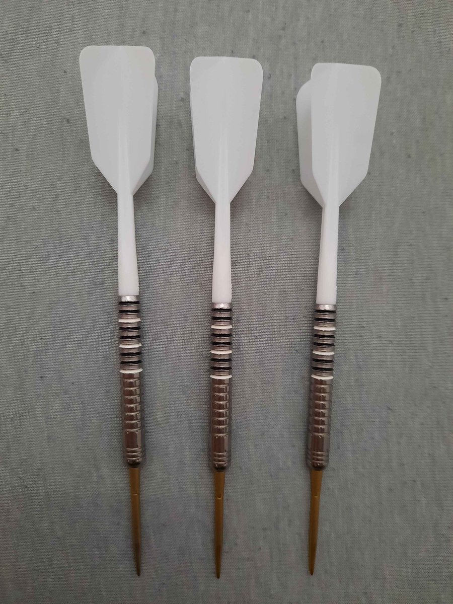 Die Slim Flights sind gewöhnungsbedürftig, fühlen sich aber echt gut an. Die ersten zwei Spiele waren schonmal vielversprechend. Werde weiter damit werfen und dann erreiche ich bestimmt bald wieder mein Top Niveau. Spüre da noch einiges an Potenzial🔥💪🤩