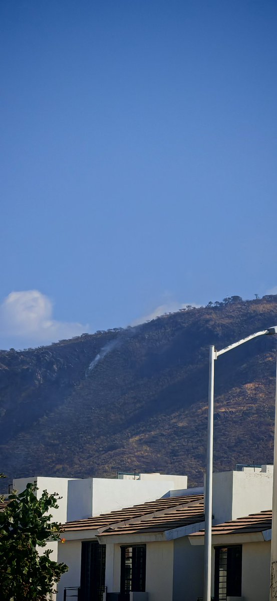 Pepiux90's tweet photo. Comienza columna de humo por incendio en cerro a espaldas de Alta California, en San Agustín. Ayuda para propagar rápido @GobTlajomulco @PCJalisco @GobiernoJalisco @Trafico_ZMG https://t.co/mEPOHBc2aP