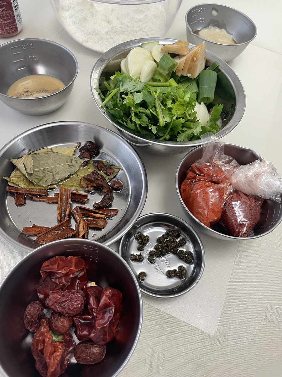 sagirisa's tweet photo. 1月は鍋教室でした🍲ありがとうございました♨️火鍋の素となる香辣醤には、たくさんの香辛料やハーブが入っています🤭発酵白菜のお鍋も、おだやかな酸味と旨味で美味しくお召し上がりいただけました🎵2月も冷え込むようですので皆さまご自愛ください😵‍💫🧡
#西荻 #西荻窪 #吉祥寺 #料理教室 #台湾 #中国 https://t.co/oKjOdo2hYr