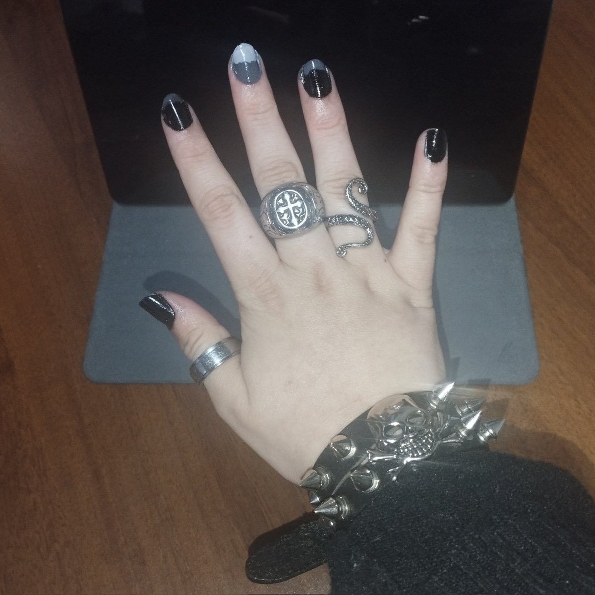 SayloinRiki's tweet photo. Mr incredible becoming Uncanny Phase 29 nails!
7ω7 😬👿👁️🖤🩶✨
.
#mrincrediblebecominguncanny #phase29 #gothnails #blackandgreynails #firebrand #nicosnextbox #spikybracelets #mibu #scarynails https://t.co/E2BASB6KV3