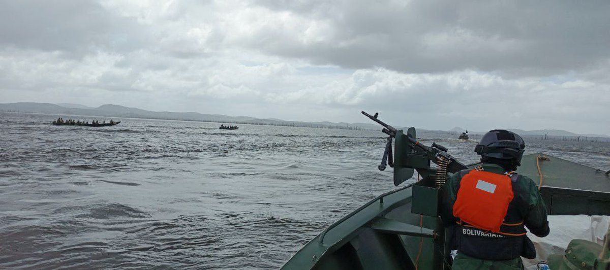 dhernandezlarez's tweet photo. La Fanb desplegada en operaciones ribereñas en el embalse del Gurí, verificando que no exista ningún tipo de agente contaminador del medio ambiente, en las orillas de los ríos, embalse y afluentes! ¡La Patria es primero! Venezuela, territorio de paz, de derecho y de justicia! https://t.co/VIlAsB1BPI