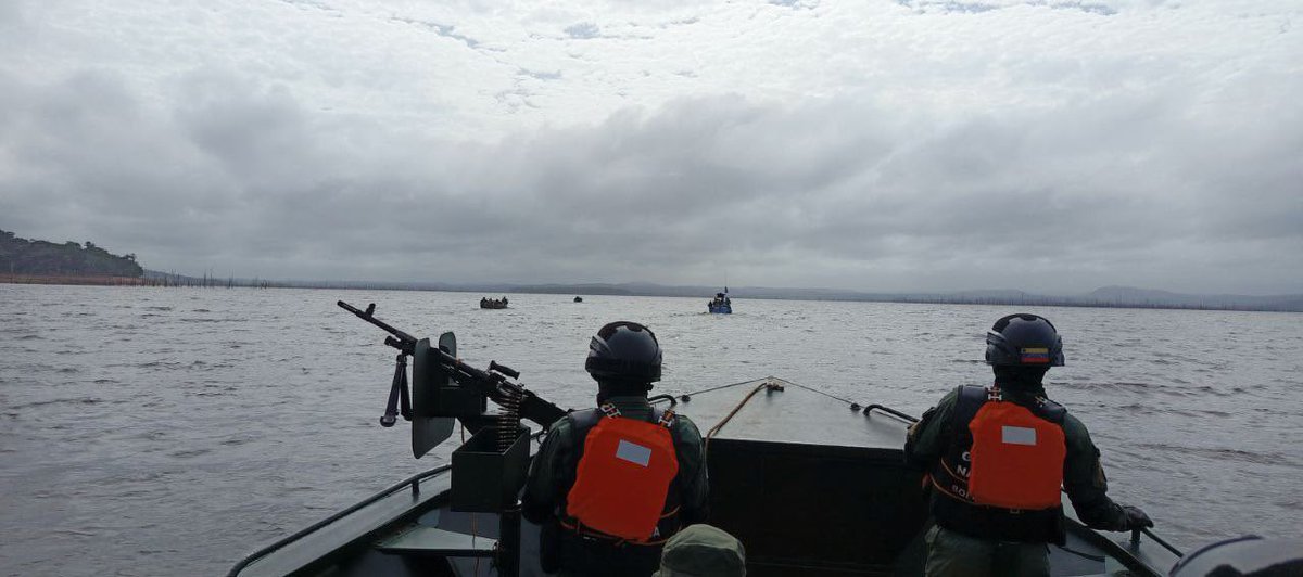 dhernandezlarez's tweet photo. La Fanb desplegada en operaciones ribereñas en el embalse del Gurí, verificando que no exista ningún tipo de agente contaminador del medio ambiente, en las orillas de los ríos, embalse y afluentes! ¡La Patria es primero! Venezuela, territorio de paz, de derecho y de justicia! https://t.co/VIlAsB1BPI