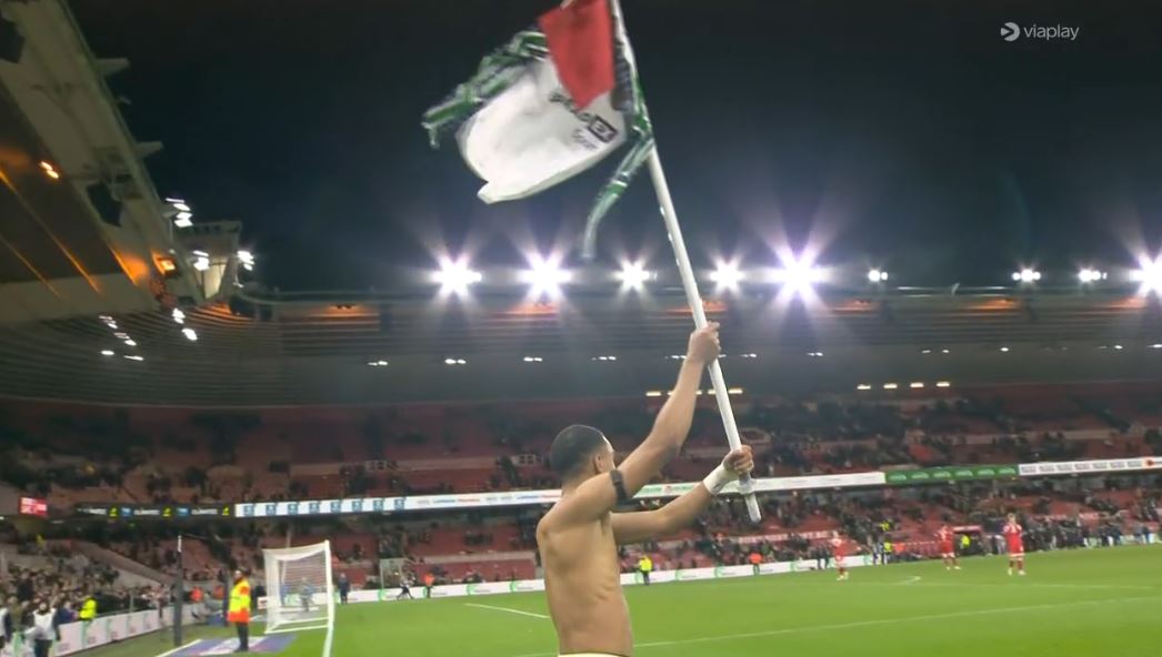 foet247europa's tweet photo. Wilson Isidor goes over to the corner flag, plants his shirt on it and swings it around in the air in front of the travelling Sunderland fans. #MIDSUN https://t.co/ihMmMztuRY