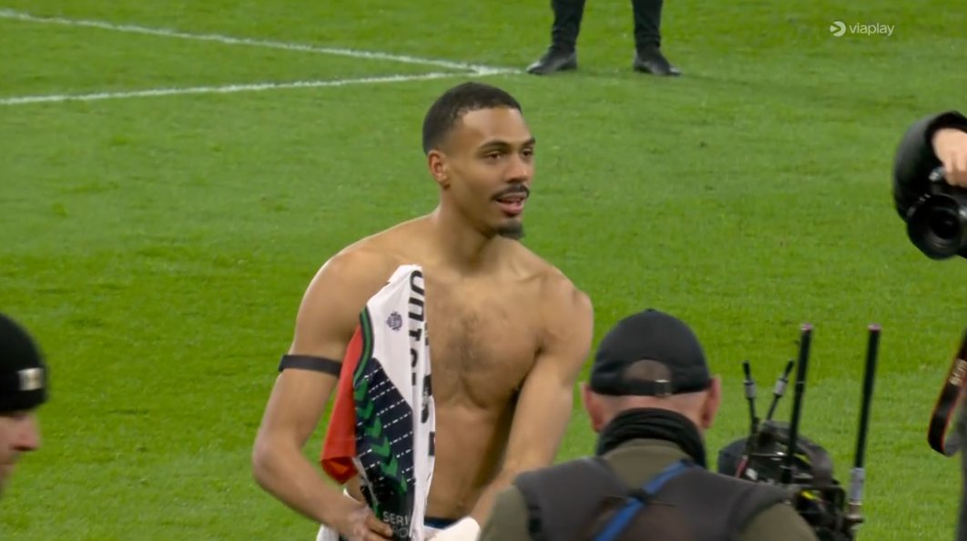 foet247europa's tweet photo. Wilson Isidor goes over to the corner flag, plants his shirt on it and swings it around in the air in front of the travelling Sunderland fans. #MIDSUN https://t.co/ihMmMztuRY