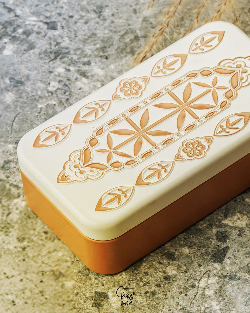 تصميم زخارف لصندوق هدية، الزخارف مستوحاه من سيف الأجرب، سيف الإمام تركي بن عبدالله، العمل لصالح متجر درفة 
#زخرفة #السعودية #سيف_الأجرب #راعي_الأجرب #الدرعية #يوم_التأسيس #متجر #الامام_تركي #هدية
<a href="/illustrator_sa/">illustrator sa</a>