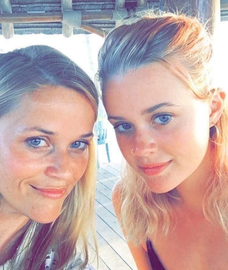 Indie5051's tweet photo. La hija de Reese Witherspoon se parece más a Reese Witherspoon que la mismísima Reese https://t.co/WRSsgInUfy