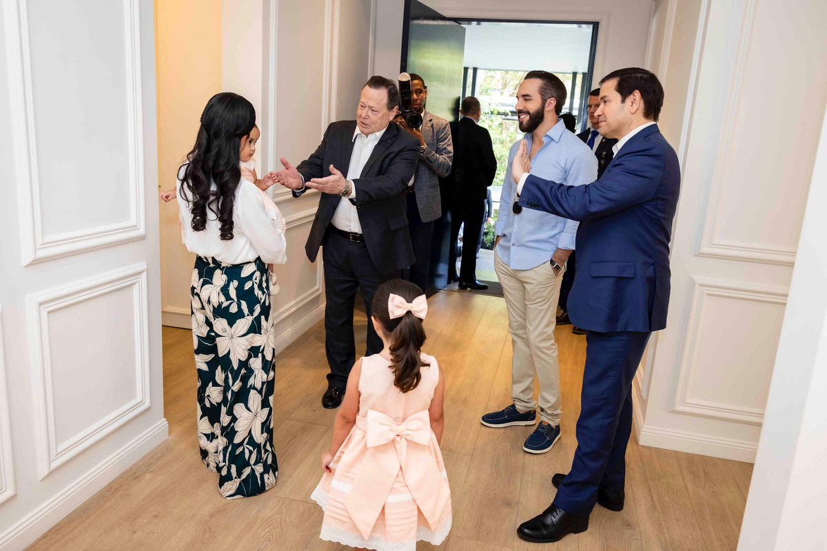 La Familia Presidencial ha recibido al Secretario de Estado de Estados Unidos, <a href="/SecRubio/">Secretary Marco Rubio</a>, durante su encuentro con el Presidente <a href="/nayibbukele/">Nayib Bukele</a>. 🇸🇻🇺🇸