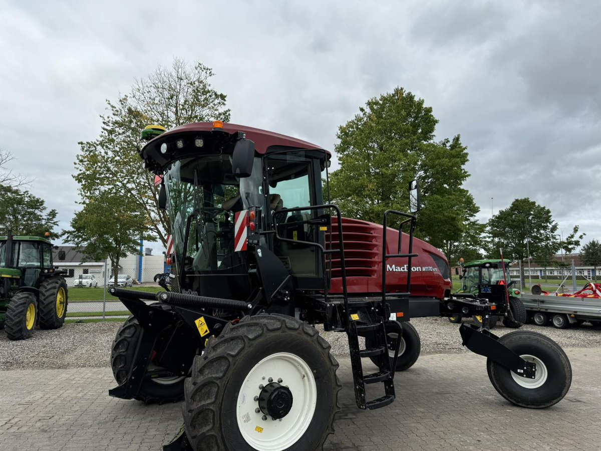 SolSteerAU's tweet photo. #SolSteer makes it possible Follow your Deere 💚 guidance lines with a mixed fleet. 🚜 🔴🔵⚫️ 07 4633 2790 ✅ Want to download and read about SolSteer Australia ? ✅
Click this link and grab a copy of the brochure https://t.co/XSUCUGHG7E https://t.co/4ZdwZvPACq