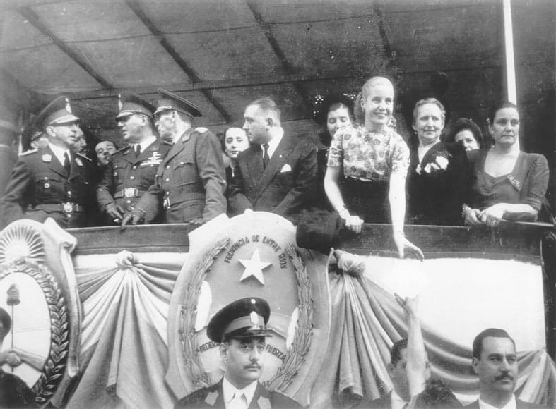 Theodiscus2's tweet photo. Hacia febrero de 1952 ocurrió una fuerte polémica dentro del gobierno peronista entre el gobernador entrerriano Ramón Albariño y el diputado Eduardo Colom, revisionista histórico y dueño del diario La Época, debido al festejo del centenario de la batalla de Caseros que hubo en Entre Ríos en 1952. Eva Perón intervino en el conflicto para afirmar que el peronismo era "urquicista".