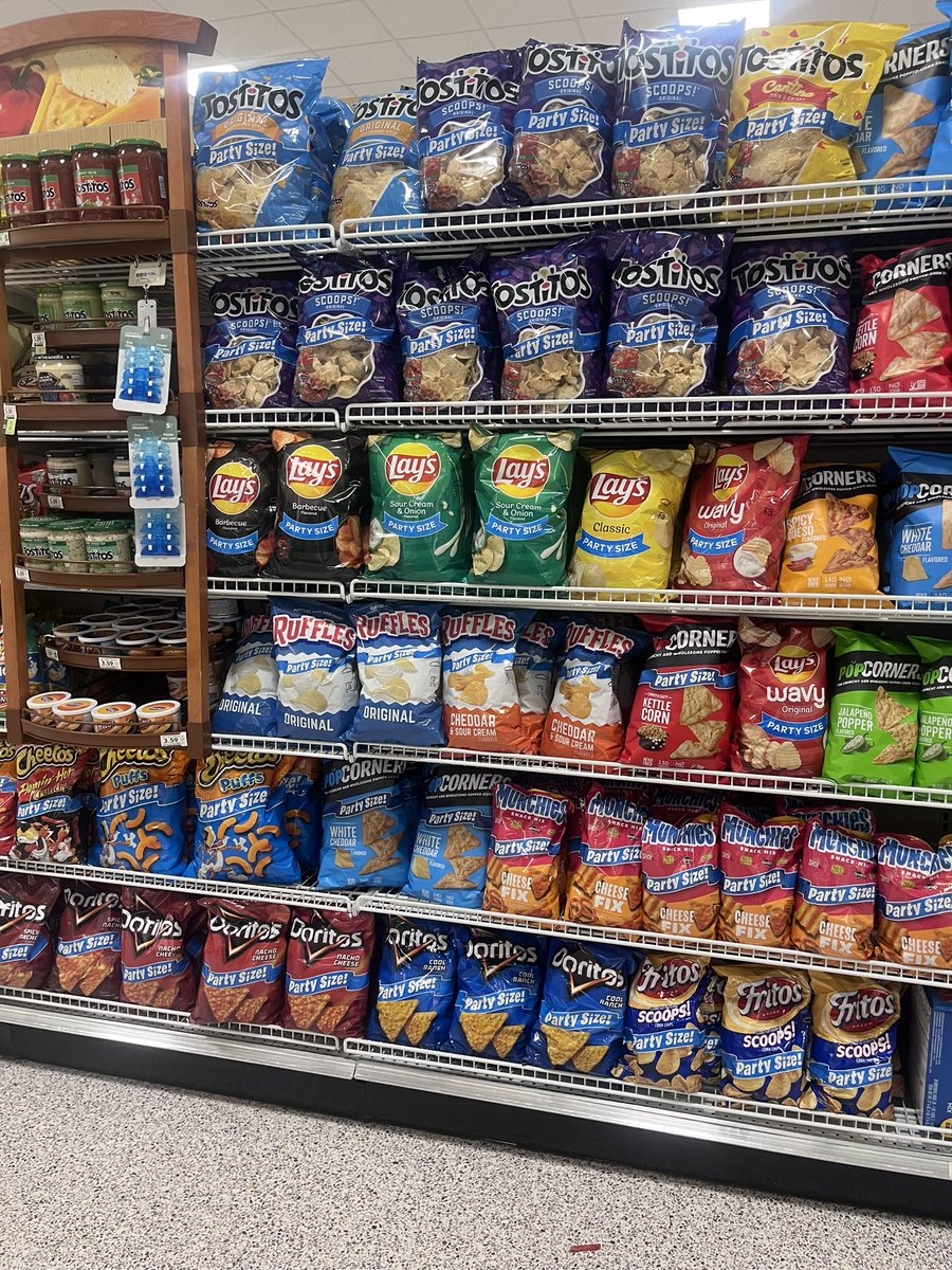 ItBeJustTom's tweet photo. My favorite thing about shopping at @Publix is the “go fuck yourself” mentality when you want to know the price of the chips you’re thinking of buying. https://t.co/AJuFFfuRJc