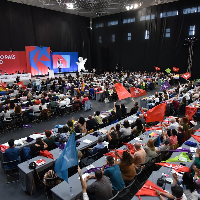 A_Subversao's tweet photo. A direção do BE mudou as regras de apresentação de moções a 2 dias do final de apresentação destas. Os militantes do Bloco que apresentaram a carta Construir  o Bloco em Comum vão apresentar plataformas  para lutar por um Bloco  mais combativo. Lê aqui: https://t.co/JzVwFYoEOq https://t.co/OxEha3W50D
