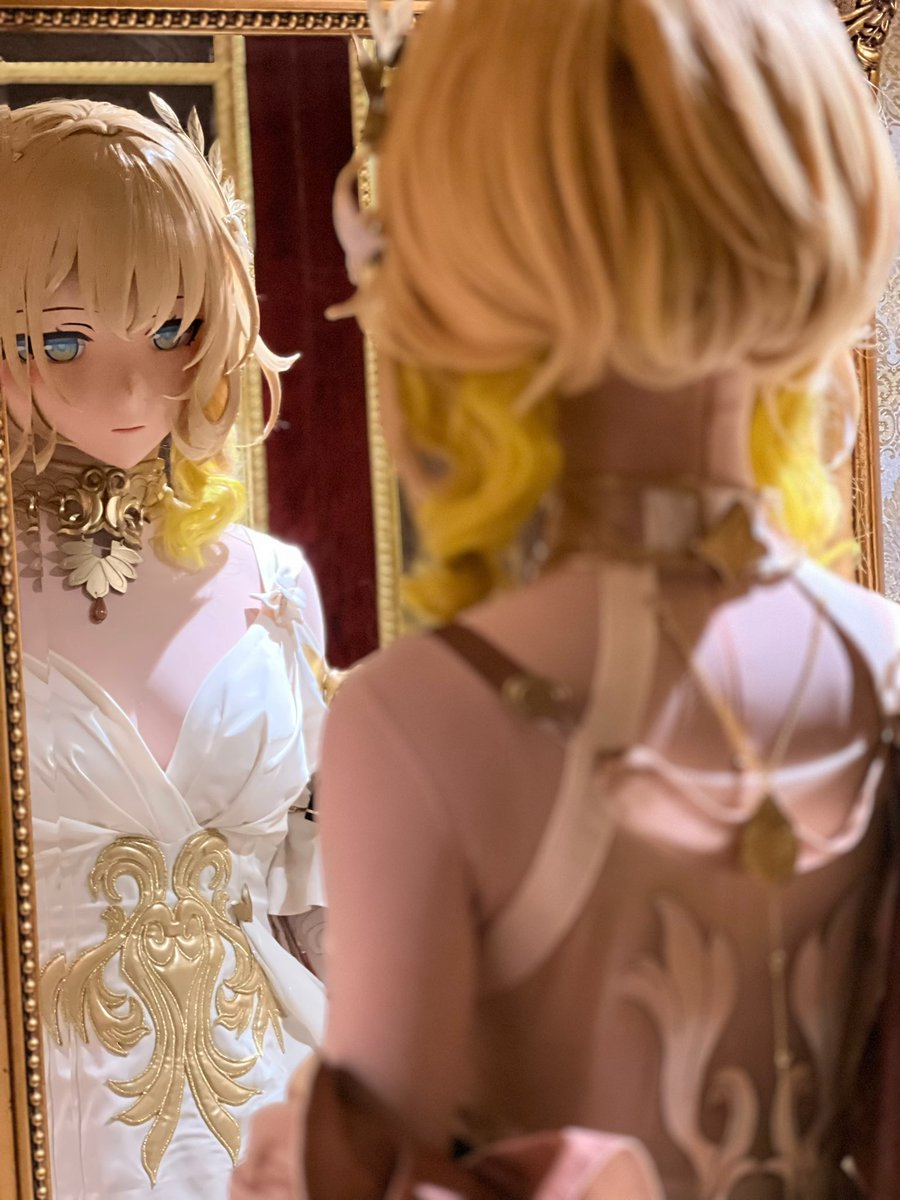 Who I am？！🤔
God or human ？

#HonkaiStarRail 
#Aglaea 
#kigurumi
 #阿格莱雅 #崩坏星穹铁道