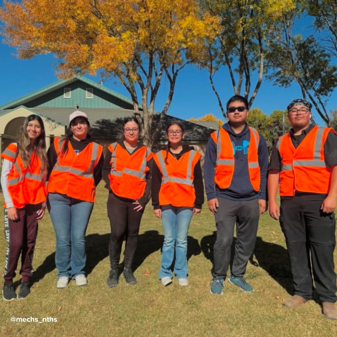 DMWT_Program's tweet photo. Shoutout to the students from Mission Early College High School for completing their first of four #AdoptAHighway cleanups this year. Way to go! 🤗✨ https://t.co/31usIWlwQq