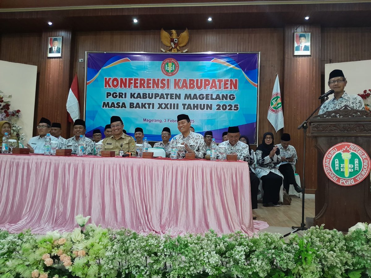 H. Susno, S.Pd., M.Pd., kembali dipercaya memimpin PGRI Kabupaten Magelang Masa Bakti XXIII! ✊ Dengan semangat baru, konferensi ini menghasilkan program kerja unggulan demi kemajuan pendidikan. 💡📚 #PGRIMagelang #GuruHebat #PendidikanMasaDepan