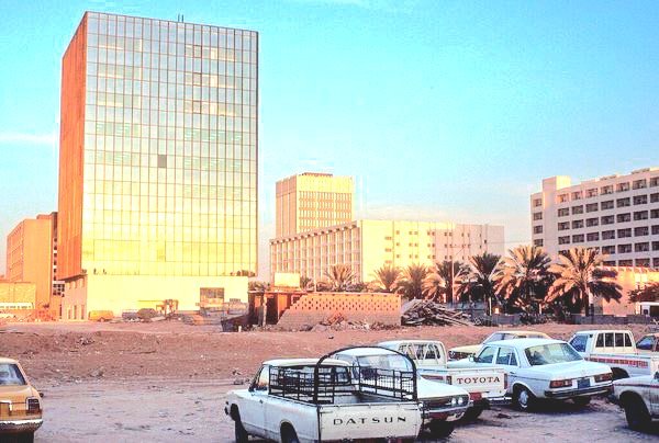 من اجواء نهاية التسعينات الهجرية 
في صباح الرياض  ، مواتر الموظفين 
في برحة ، شارع  الجامعة