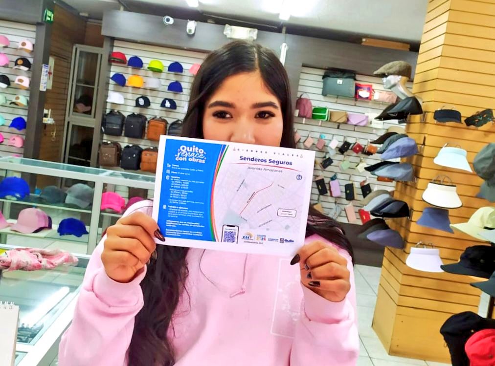 ObrasQuito's tweet photo. 📣#ComunidadInformada | En la #AvAmazonas informamos a los vecinos sobre los trabajos de limpieza en las aceras como parte del avance del proyecto #SenderoSeguro.

#QuitoRenace
#QuitoQuedaPapelito https://t.co/JiWhrmEvwg