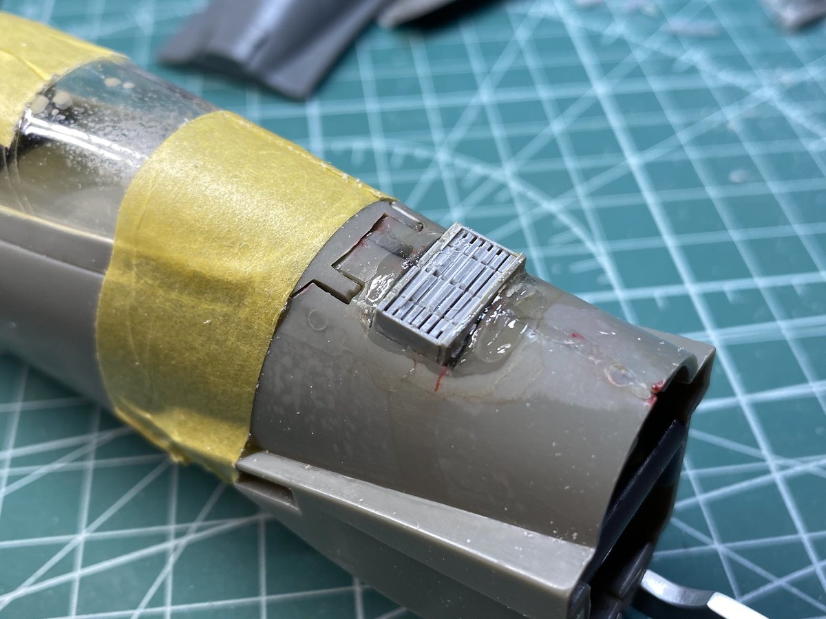 kamitani1970's tweet image. Monogram 1/48 F-15C
キットのルーバー表現はいただけないのでプラ板で作り直しました。曲面の斜めフィンをどう再現するかあれこれ考え、4枚目の方法で行いました。