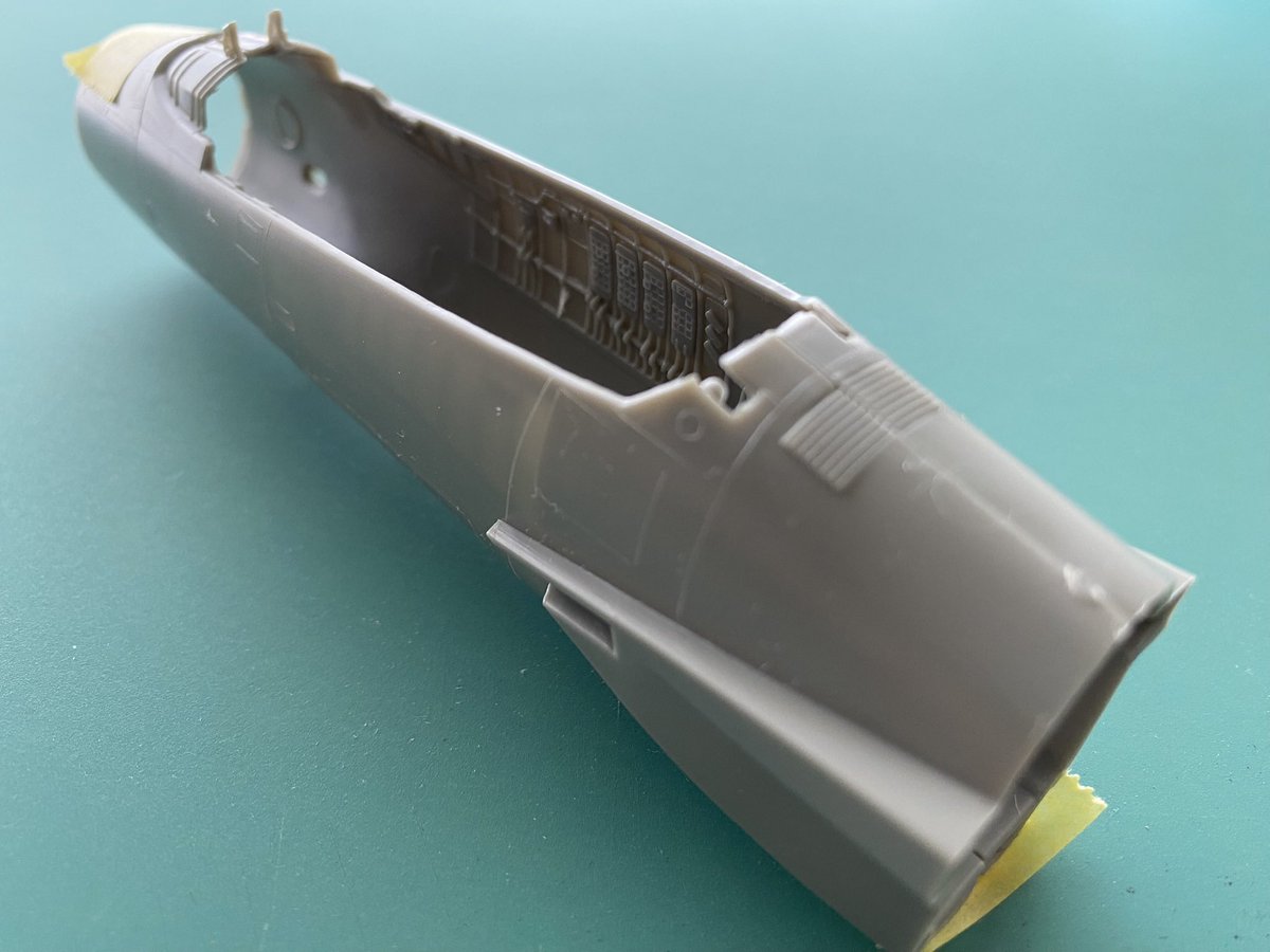 kamitani1970's tweet image. Monogram 1/48 F-15C
キットのルーバー表現はいただけないのでプラ板で作り直しました。曲面の斜めフィンをどう再現するかあれこれ考え、4枚目の方法で行いました。