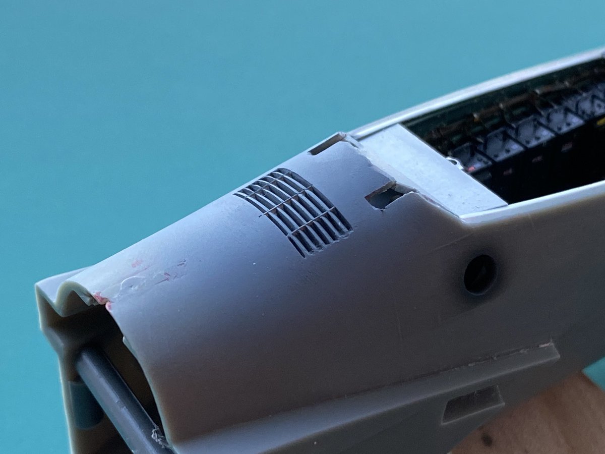 kamitani1970's tweet image. Monogram 1/48 F-15C
キットのルーバー表現はいただけないのでプラ板で作り直しました。曲面の斜めフィンをどう再現するかあれこれ考え、4枚目の方法で行いました。