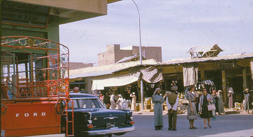 هنا كانت أجواء  صباحية ،  وضحوية 
أهل الديره  ٠
المعيقلية  قبل المباني الحالية 
الثمانينات الهجرية