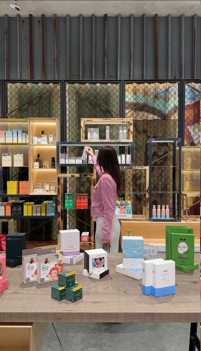 i like this supermarket, and today l'm happy with my favorite color i put on pink and white.