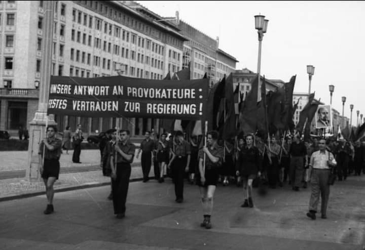 reitschuster's tweet photo. In Demokratien demonstrieren Bürger gegen die Regierung. 
In sozialistischen Systemen schickt die Regierung Protestheere auf die Straße – gegen die Bürger. https://t.co/uNSXNzBZdj