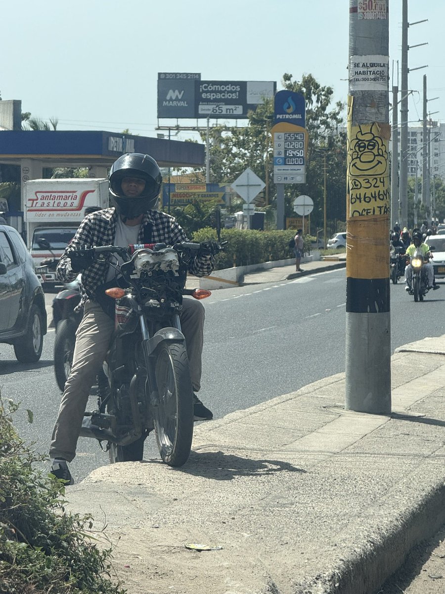 DJCAMILOHNDEZ's tweet photo. @dumek_turbay @AlcaldiaCTG hay que hacer algo en ese cruce que está ubicado Alfrente de la olímpica de la entrada de villa  estrella y evitar una muerte u otro accidente , las motos invadiendo carril y en contra vía a cualquier hora https://t.co/Rwu5DFs12H