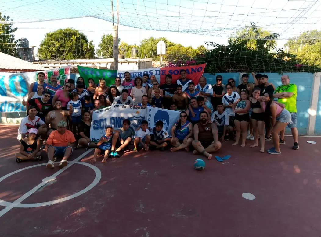 PFdeSolano's tweet photo. FESTEJO POR EL 8VO ANIVERSARIO DE NUESTRA PEÑA 🇮🇹💙🇮🇹
Con nuestro padrino presente, Raul "pacha " Cardozo.
Vivimos una jornada inolvidable 💙
SIEMPRE TODO POR Y PARA VELEZ 💙
Gracias a todos los que vinieron!
Por muchos años más y a seguir laburando. https://t.co/bQWCNwFg1z