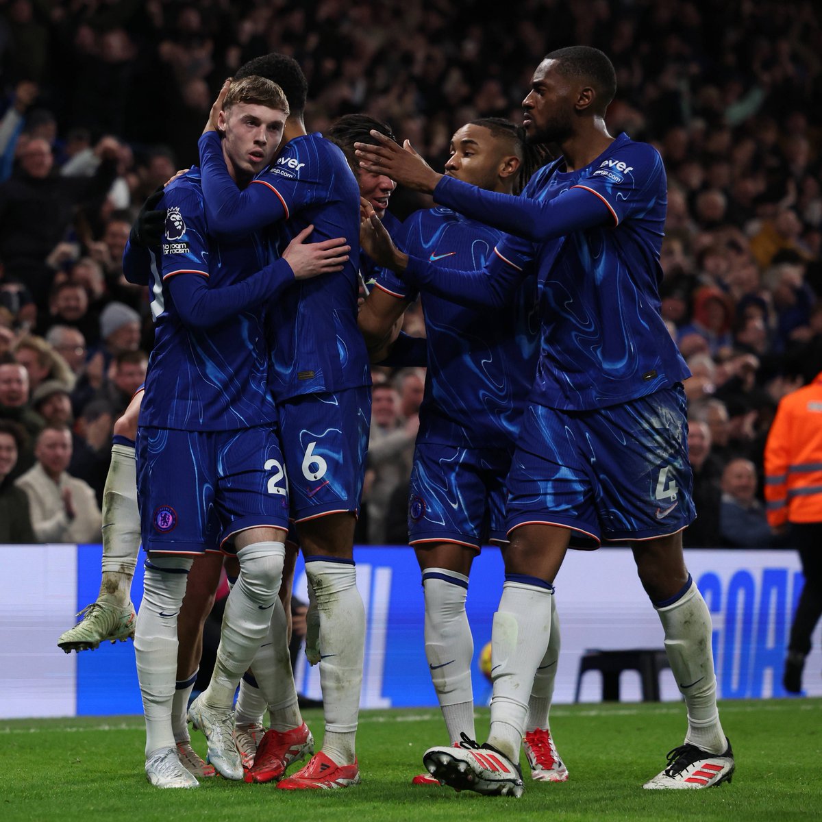 AbsoluteChelsea's tweet photo. A big three points! 🤝🔵 https://t.co/v9dvgg4q9Y