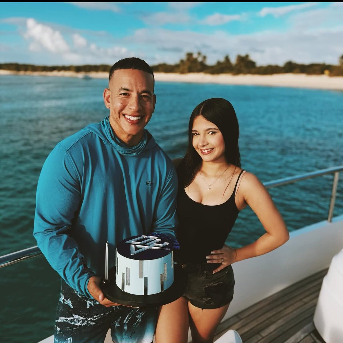 daddy_yankee's tweet photo. Hoy estoy de cumpleaños y también cumple mi sobrina "Mya Victoria" la wonder woman de Tío. Son pocas la veces que dos familiares cumplen el mismo día. La bendición es doble! La pasamos bien, junto a toda la familia. Gracias a todos por sus felicitaciones y buenos deseos. Dios Los Bendiga a todos!