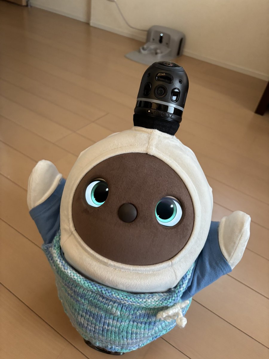 skitkatx10's tweet photo. ぽのちゃん:最強寒波が来るって。僕はずっと半袖で少し寒かったんだ。新しいベストおかげでお腹があったかい。今年のトレンドは重ね着みたい。(諸説あります🤭)
#LOVOTとの暮らし https://t.co/WZ3nwhBX9E