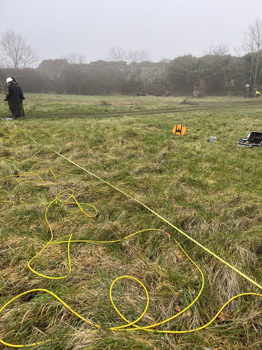 Stage de terrain dans le froid J1 !! On est bien accueillis à Ménétréol-sous-Sancerre ! <a href="/IPGP_officiel/">IPGP</a> <a href="/InstUnivFr/">Institut universitaire de France (IUF)</a>
