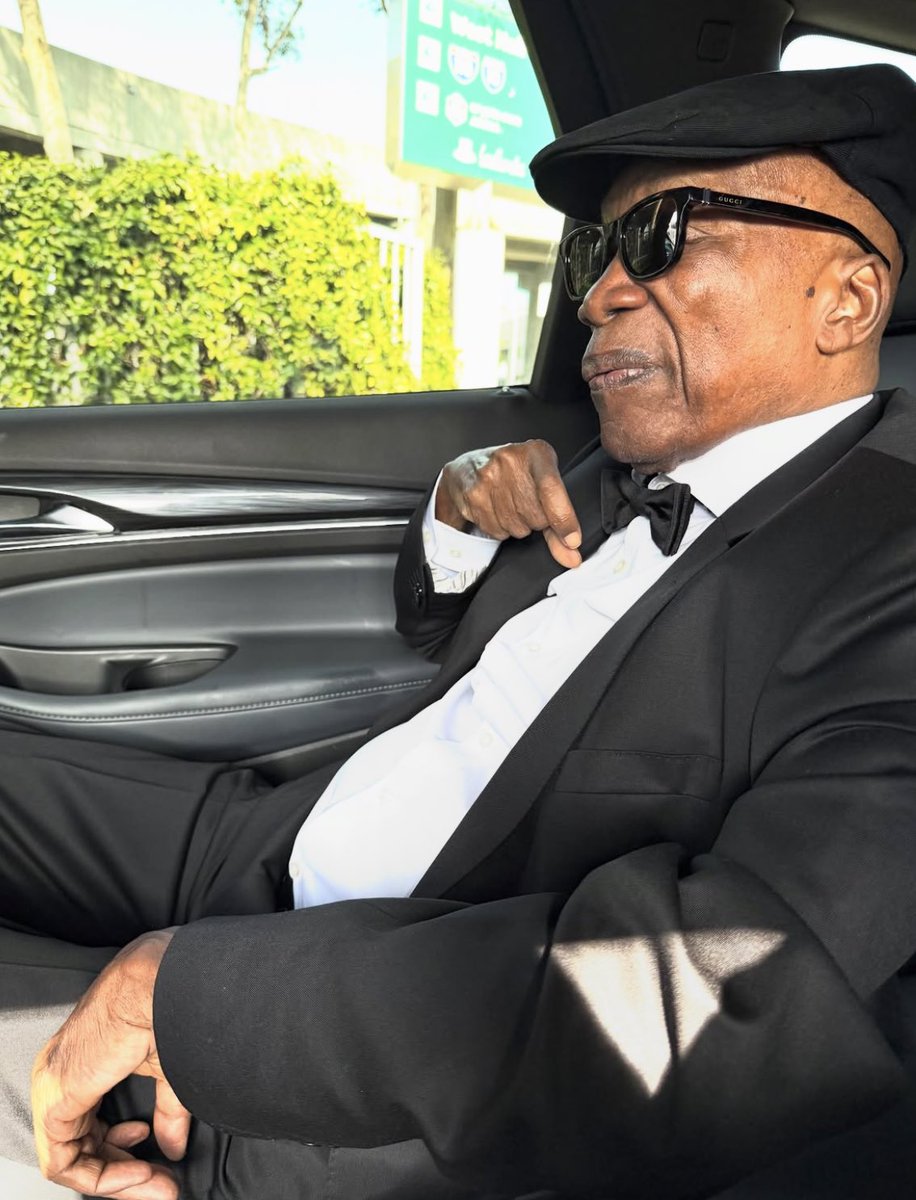 tracklist's tweet image. Milton Nascimento não foi barrado ou privado de ter um assento na cerimônia do #GRAMMYs.

“Destinaram um lugar na arquibancada, desconsiderando não só sua trajetória, como sua idade avançada […] Tendo em vista o respeito conquistado pelo brasileiro, optamos por sua ausência”