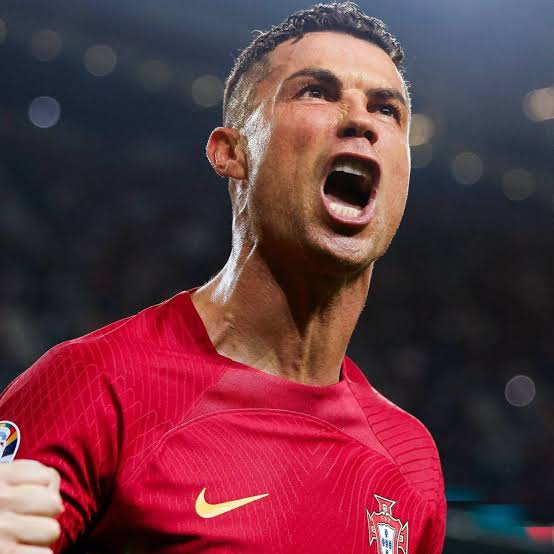 🔴🔴🔴 Cristiano Ronaldo :

« Vous pouvez préférer Pelé, Messi, Maradona, je comprends et je respecte cela. Mais dire que Cristiano n'est pas complet ? C'est tout simplement un mensonge. Je suis le plus complet de l'histoire. »
